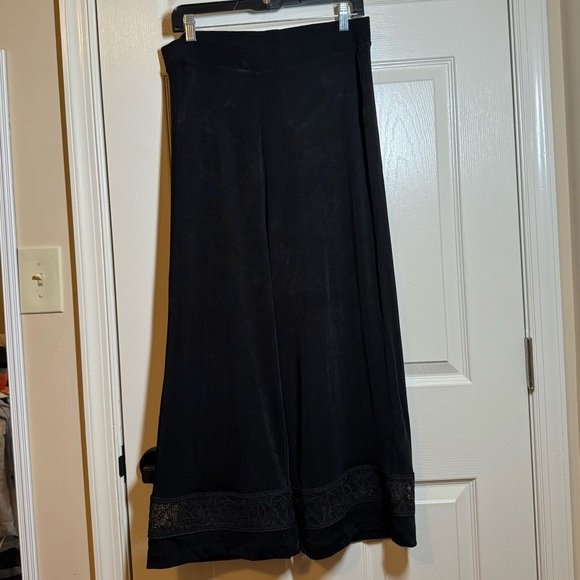 Chico's Travelers Macrame Crop Pants
Women Size M Black Pull On Wide
Leg - Picture 8 of 8